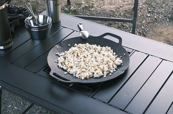 テーブルに置いた一般的なグリドル