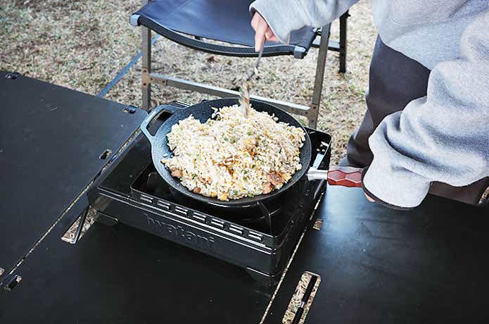ラウンドグリルパンで炒めたチャーハン