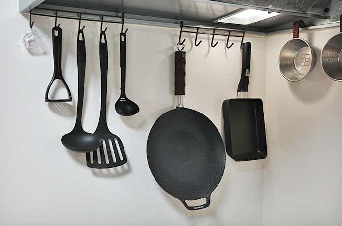 自宅のキッチンにかけたラウンドグリルパン