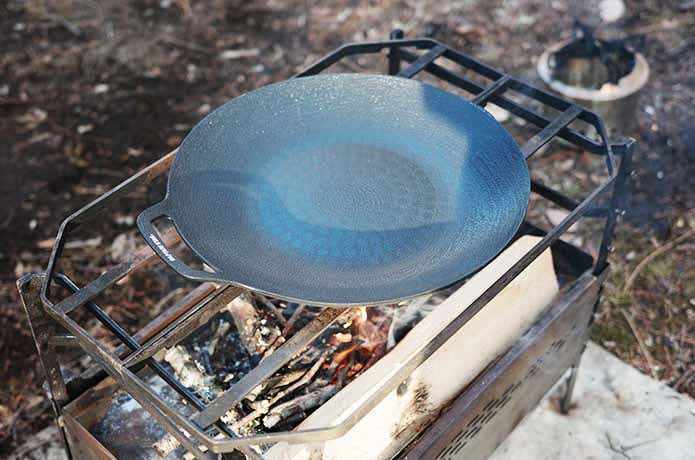 焚き火に置いたラウンドグリルパン
