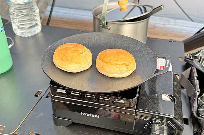 ラウンドグリルパンで焼いているパン