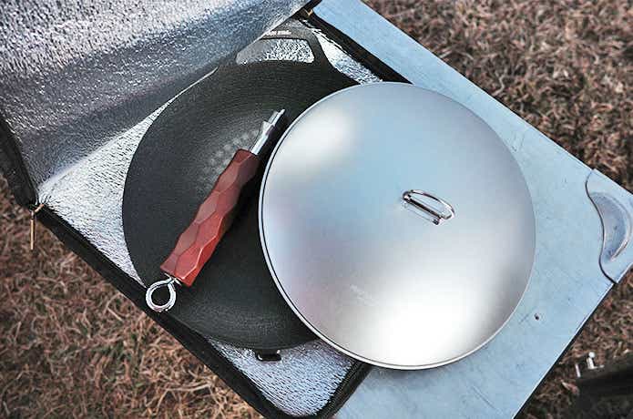収納途中のラウンドグリルパン