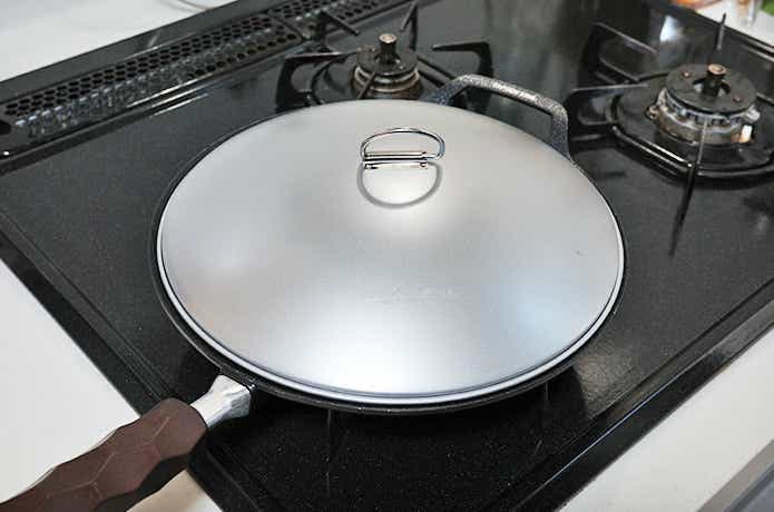 ラウンドグリルパンと乗せた蓋