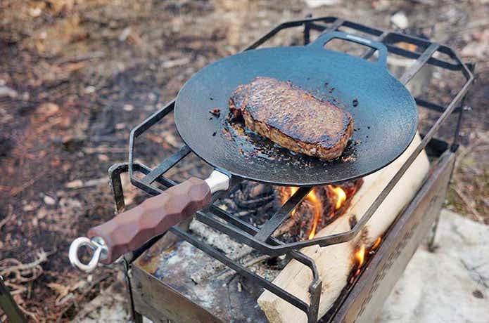 ラウンドグリルパンでステーキを直火調理