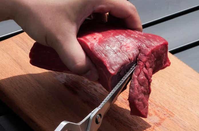 キッチンハサミで肉を切ってるところ