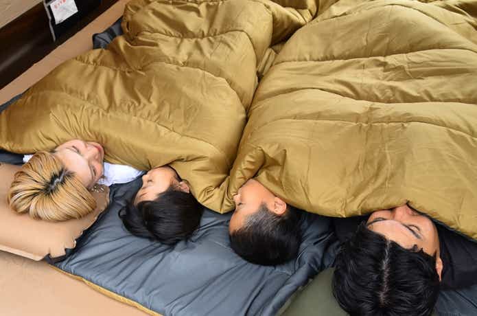 WAQのDD SLEEPINGBAGで寝る家族