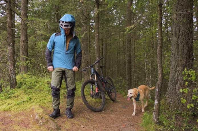 メンズ・ダート・ローマー・ストーム・ジャケットを着用してロードバイクをしている様子