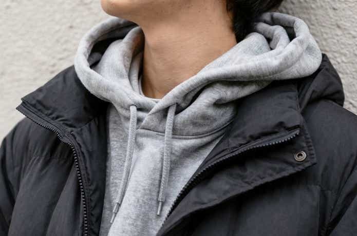 フードで首元がゴワついている男性