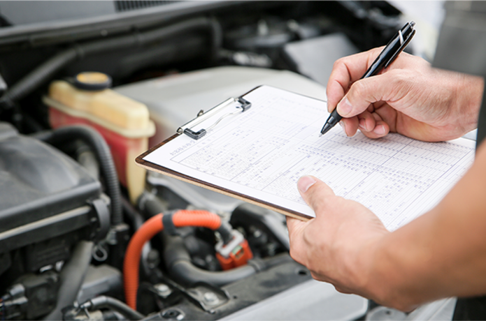 自動車のボンネットを開けて点検している写真