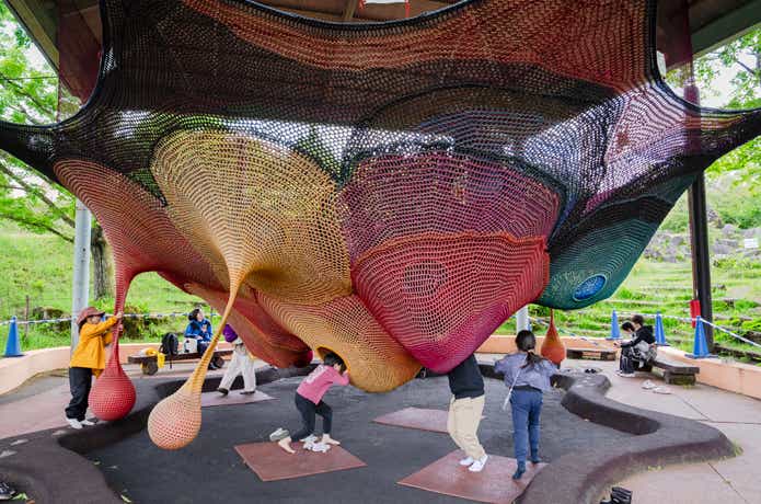 アスレチックで遊ぶ子どもたち