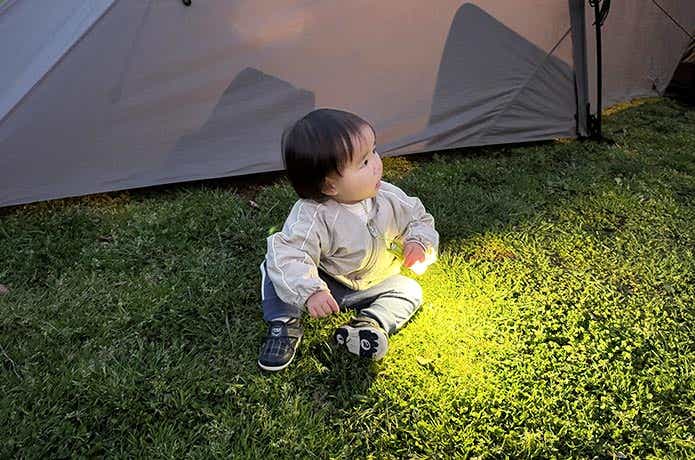 モンベルのミニランタンを持った幼児