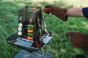 原始焼き、ピザ、熱燗も。キャンプ飯を遊び尽くす「料理しやすい焚き火台」7選