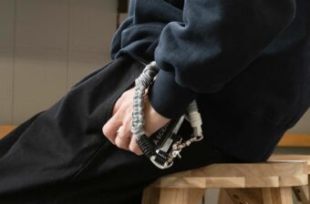 「スマホが10倍ラク」でおしゃれに。アウトドアコーデを格上げするスマホショルダー10選