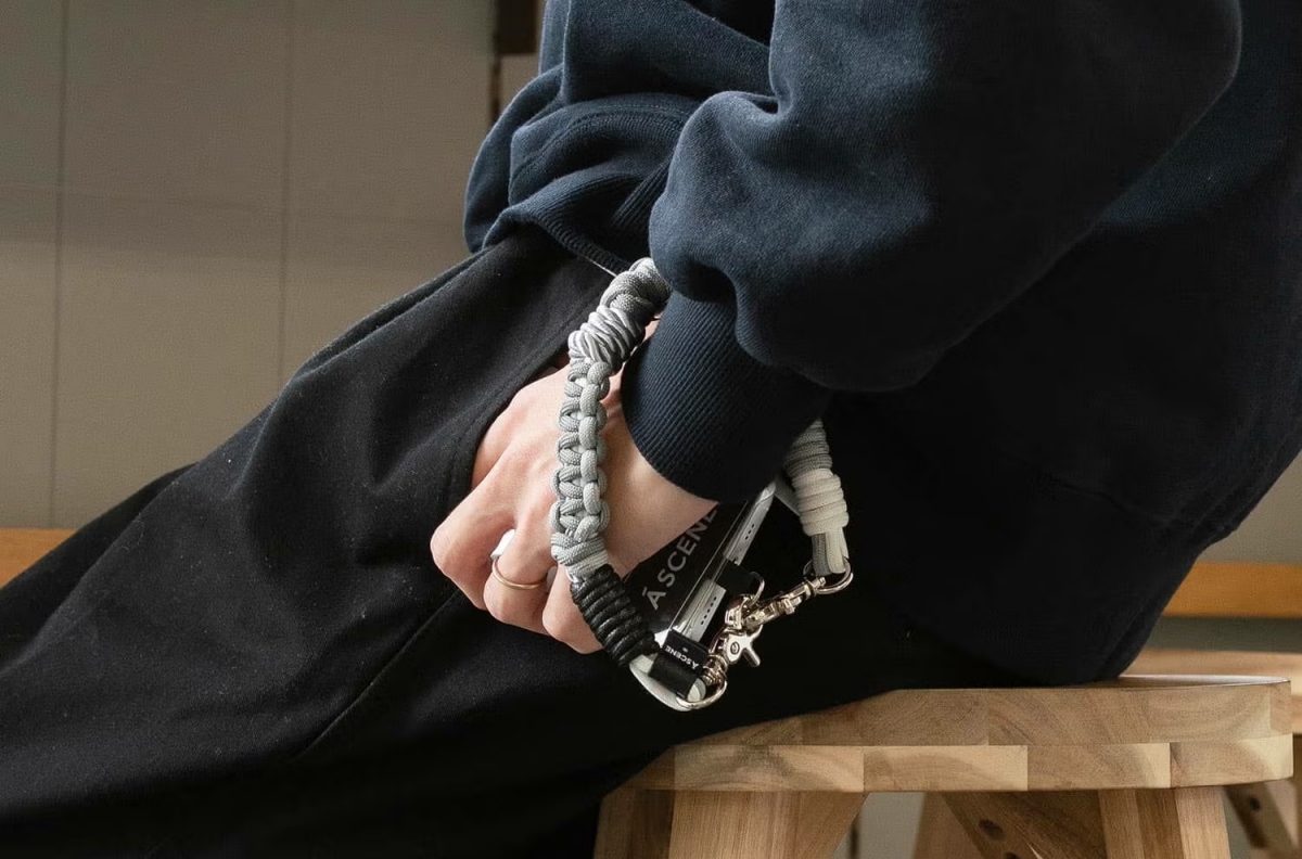 「スマホが10倍ラク」でおしゃれに。アウトドアコーデを格上げするスマホショルダー10選