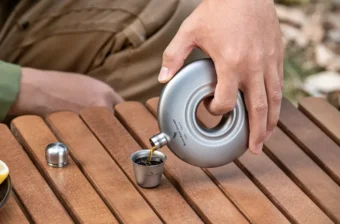 焚き火の横で、至極の一杯を。一生モノに出会える「スキットル」おすすめ9選