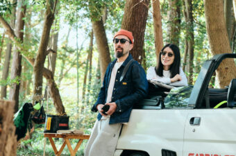 サングラスをしてキャンプを楽しむ男女