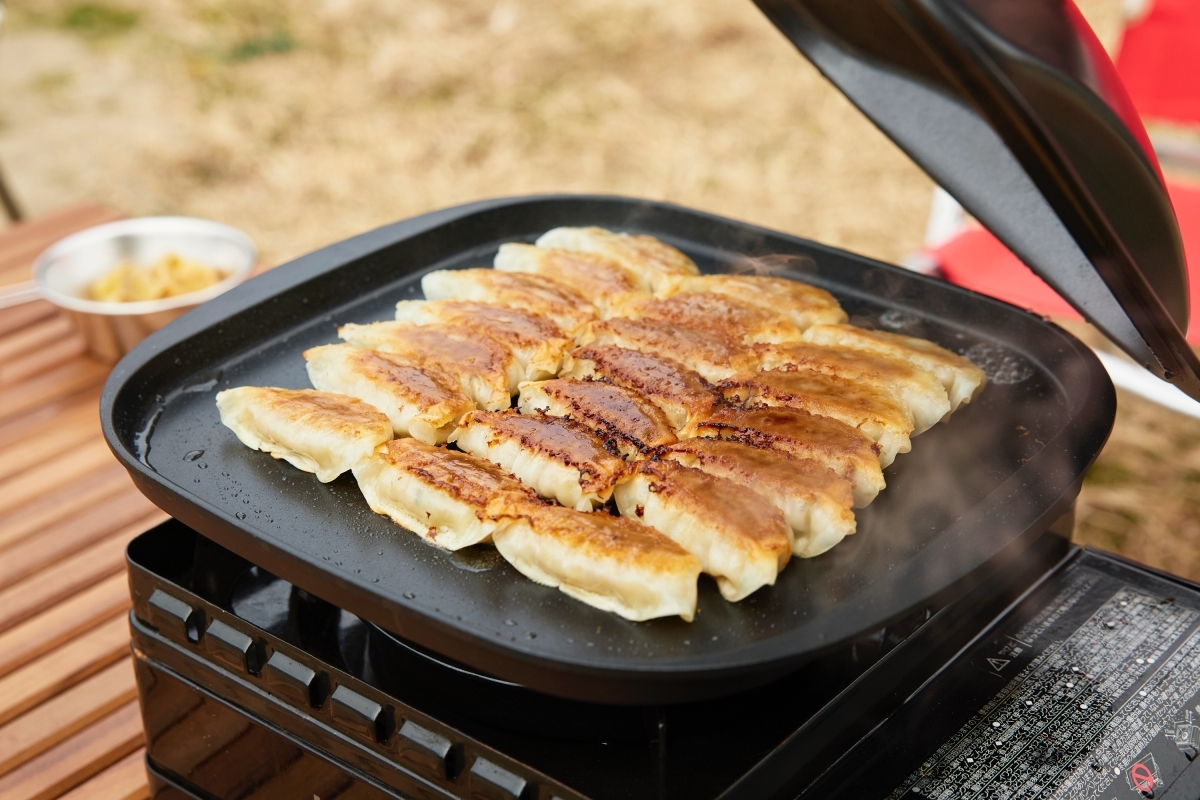 キャンプ場で出来立ての焼き餃子の写真