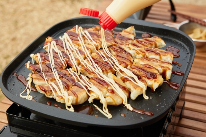 焼き餃子にマヨネーズをかけている写真