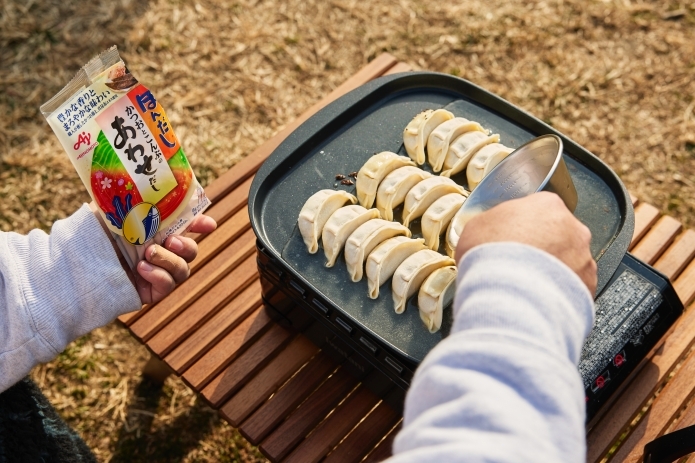 出汁をいれて餃子を焼こうとしている写真