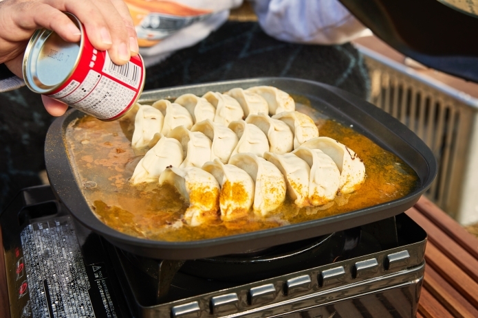 餃子にカレー粉を入れている写真