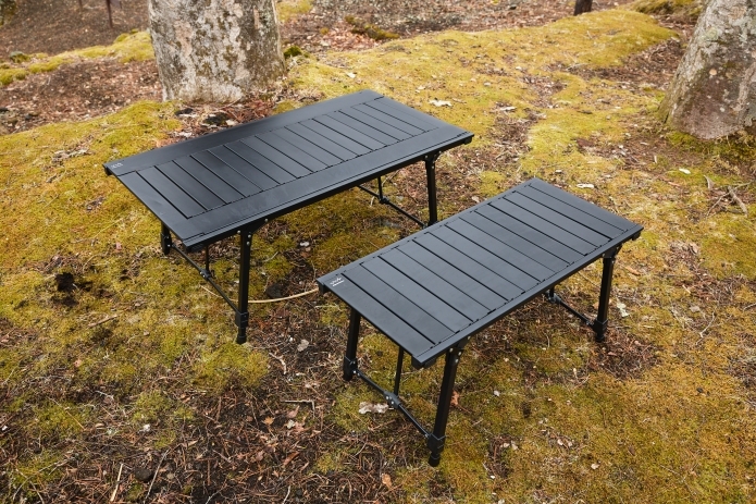 サイズの違うキャンプ用テーブルが2台並んでいる写真