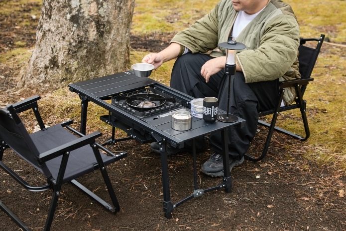 ソロキャンプをする男性