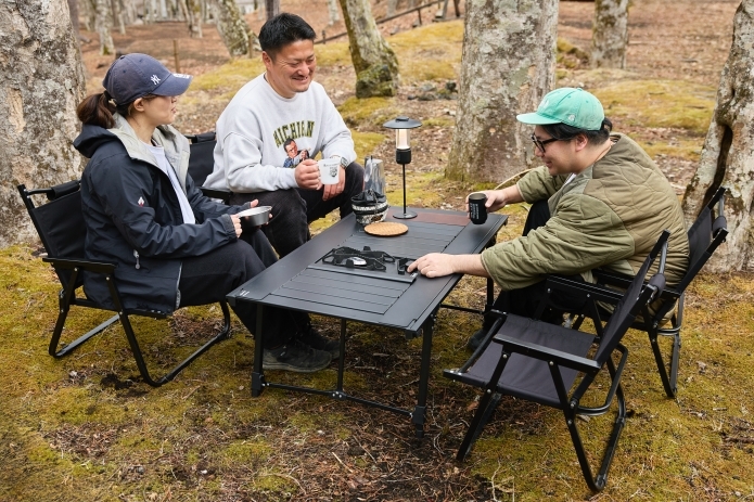 キャンプをする男女