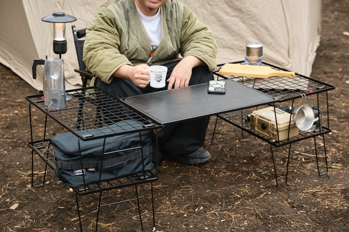 ソロキャンプでくつろぐ男性