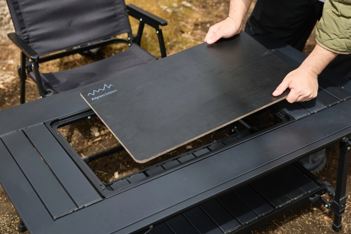 テーブルに板をはめている写真