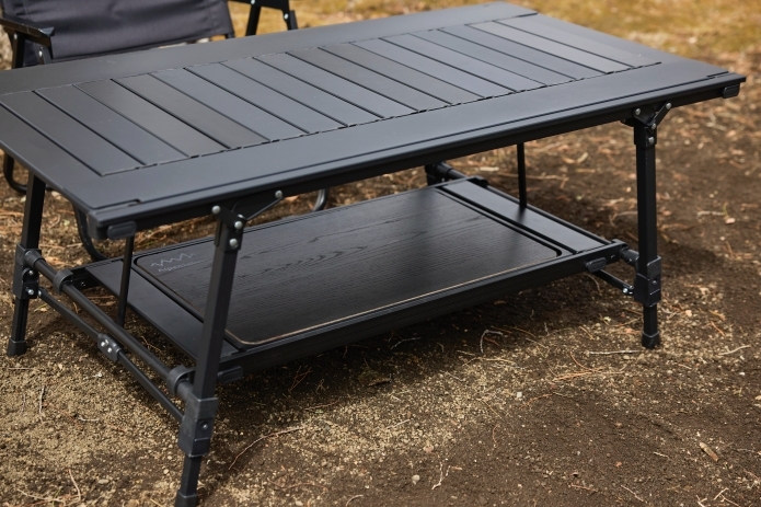 キャンプ用の黒いテーブル