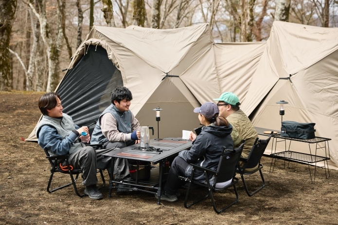 キャンプを楽しむ男女