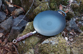 岩の上に置いたキャプテンスタッグのラウンドグリルパン25cm