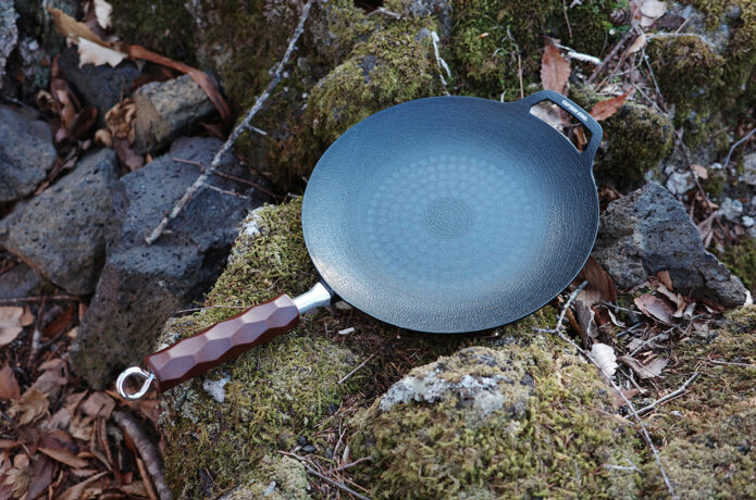 岩の上に置いたキャプテンスタッグのラウンドグリルパン25cm