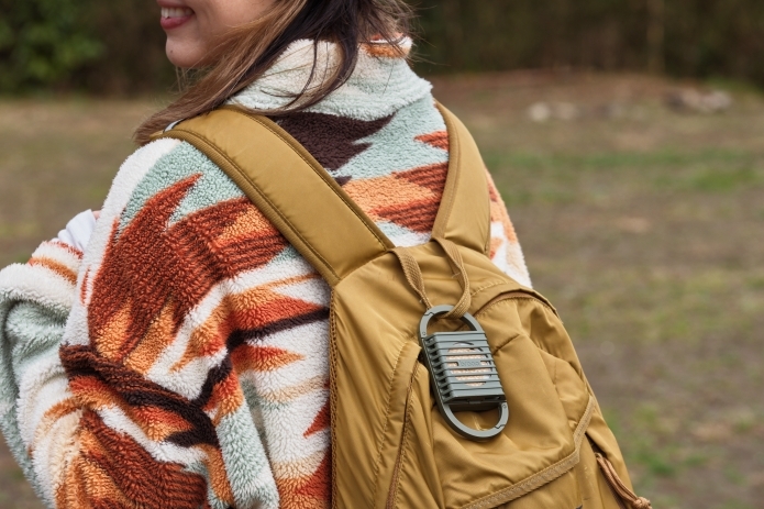 リュックにKINCHO × braaa / canoxをつけた後ろ姿