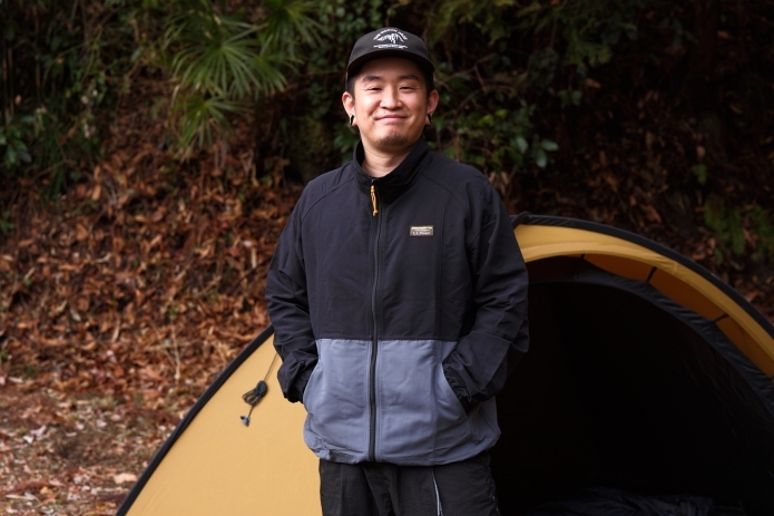 アウトドアジャケットを着て微笑む男性