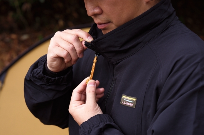 ジャケットのジッパーをつまんでいる写真