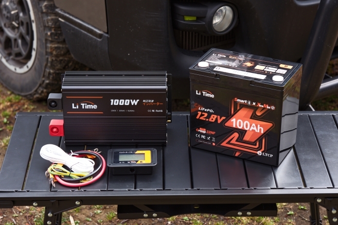 12V 100Ah Xtra Miniとインバーターを机の上に並べた写真
