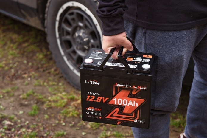 LiTime / 12V 100Ah Xtra Miniを手に持っている写真