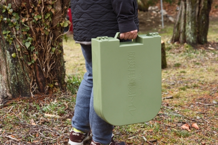 FUTURE FOX / 防災用簡易トイレを手に持っている写真