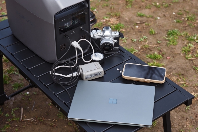 EcoFlowのDELTA 3 ClassicでPC、スマホ、カメラなどを充電している写真