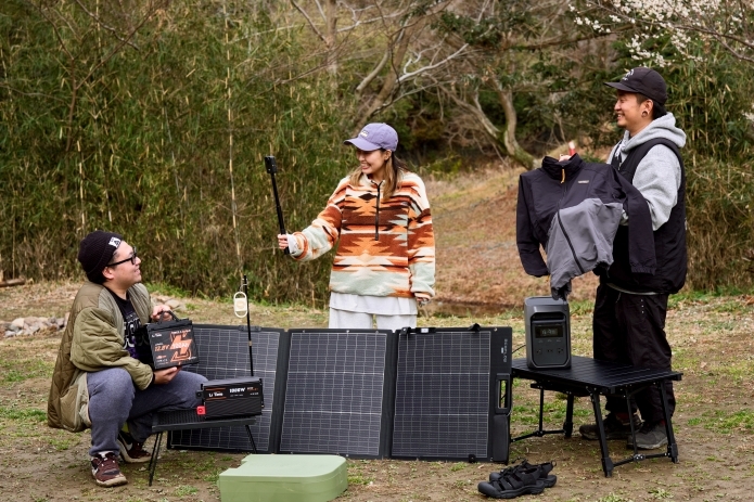 キャンプ場で会話する男女