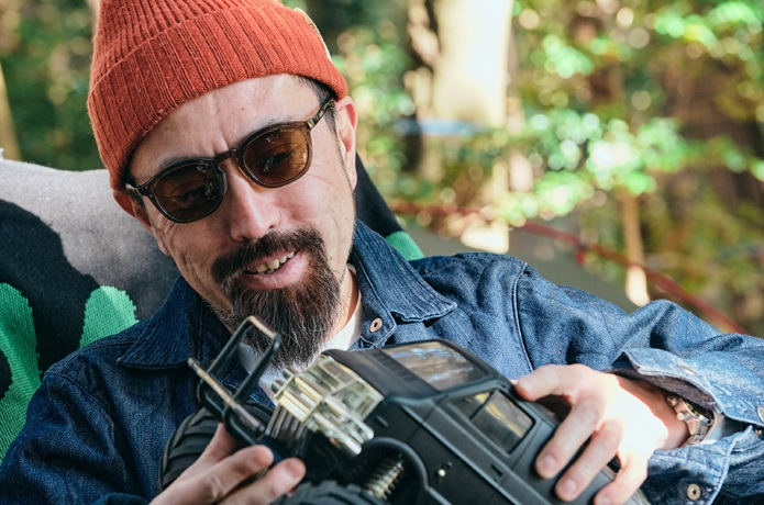 ソライズのサングラスSLD-006のカーキをかけ、ラジコンを見ている男性