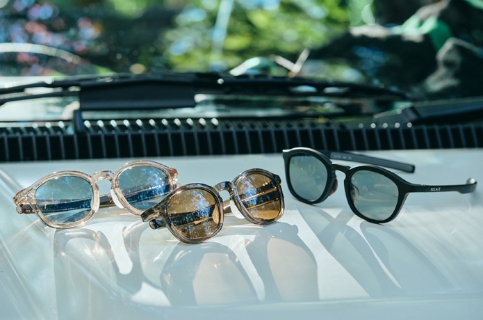 白い車のボンネットに乗っているソライズのサングラスSLD-006