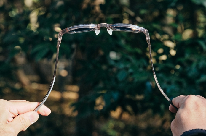 サングラスのテンプルを曲げている写真