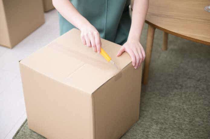 段ボールを開封するところ