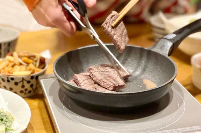 キッチンバサミで肉を切る