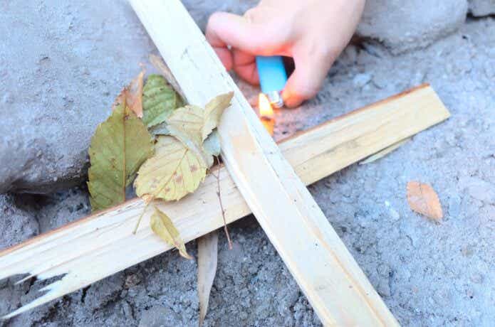 ライターで薪に火をつける