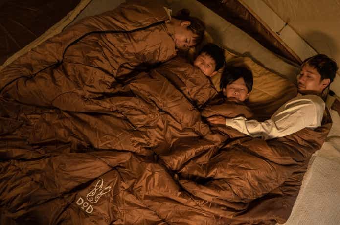DODわがやのシュラフで寝る家族