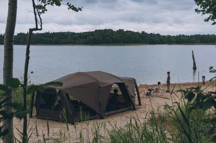 湖畔に立てたスノーピーク「エアロカムラスシェル」