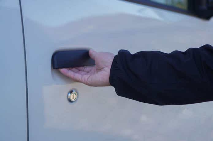 車のドアを開ける手